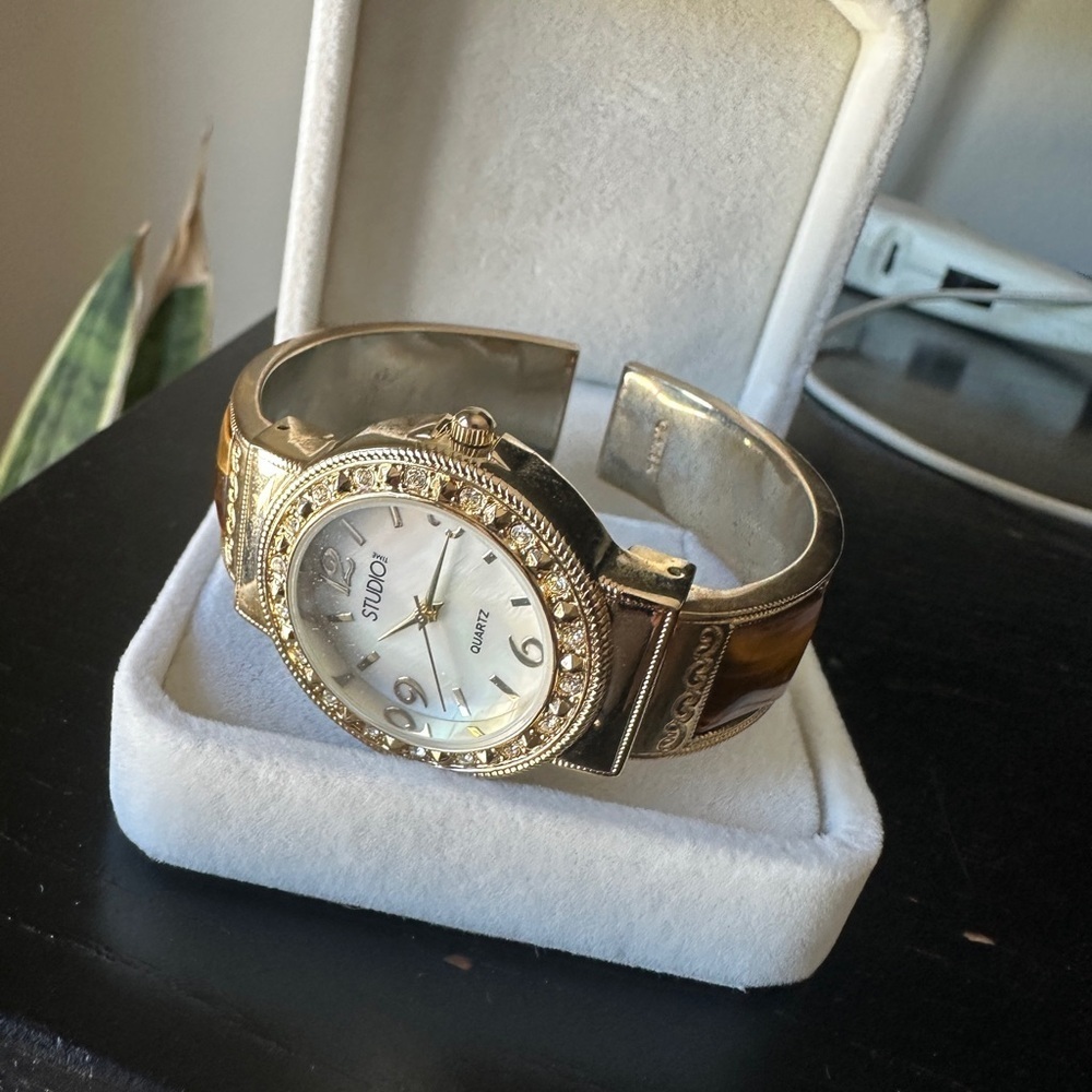 Vintage Studio Gold Quartz mother of pearl Timepiece - Picture 7 of 7